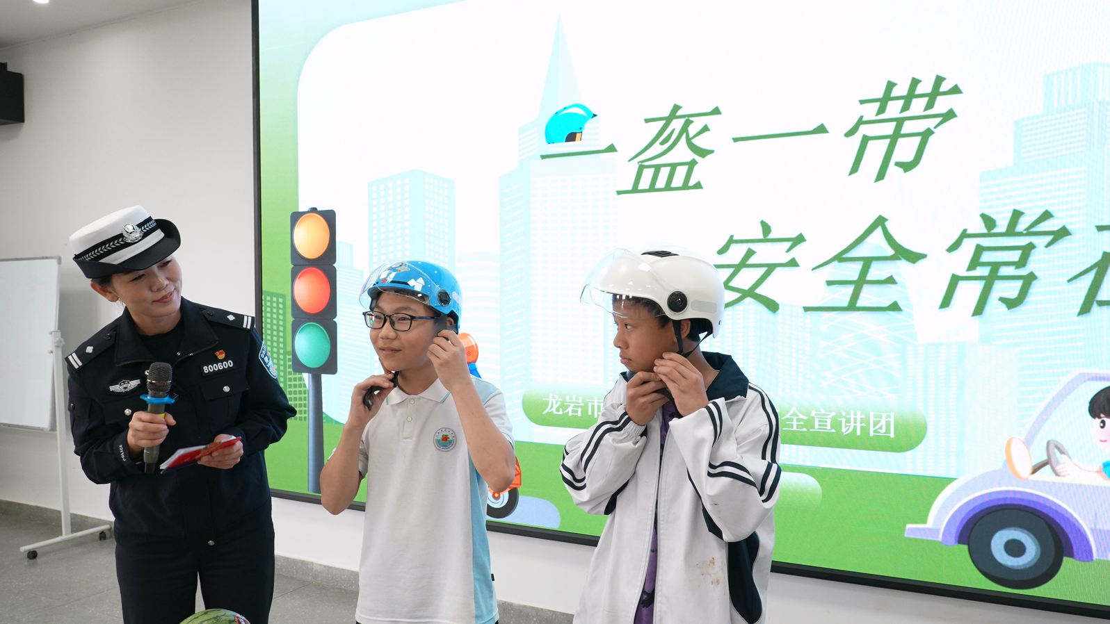 龍巖交警：多警種聯合開展“全國中小學生安全教育日”主題宣傳活動